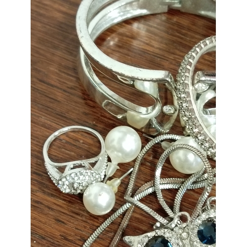 618 - Job lot of vintage white metal jewellery includes bangles, faux pearl stud earrings, heart charms, D... 