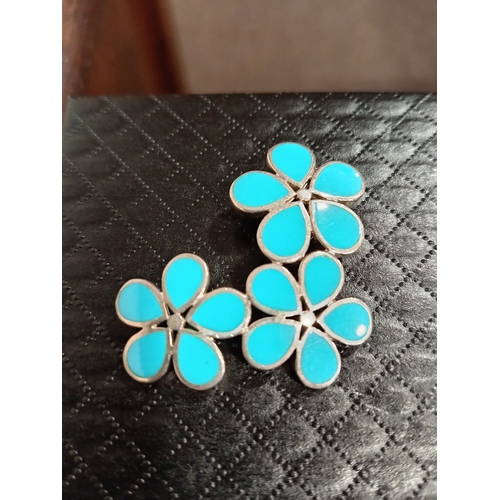 620 - 925 silver turquoise enamel trio flower pendant 4cm