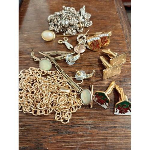 639 - Job lot of vintage yellow metal jewellery