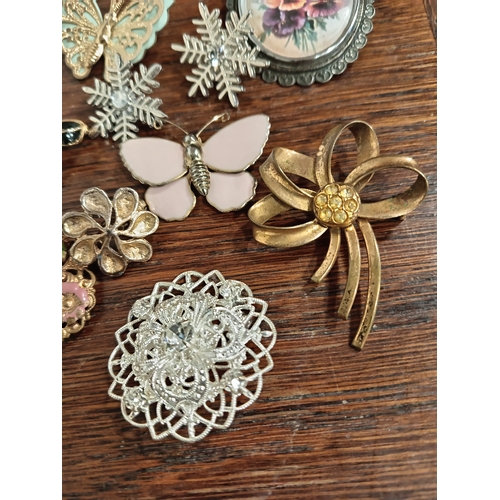 641 - Ten vintage costume brooches