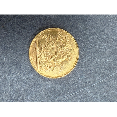 645 - 1900 Victoria Full Gold Sovereign