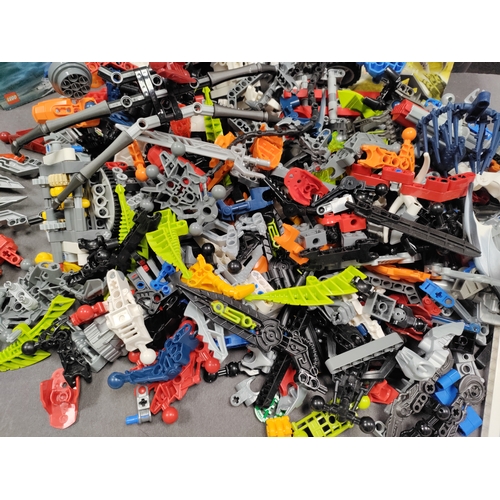 511 - A job lot of Lego bionicle bits and two manuals