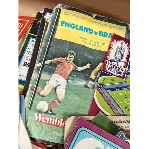 522 - Job lot of mainly football programmes includes Luton Town, Arsenal, Fulham,Barcelona, Manchester Cit... 