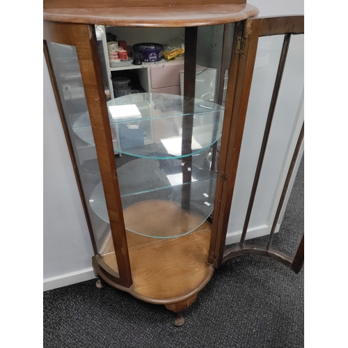 555 - Vintage wooden display cabinet with glass shelves and mirrored back. Includes original key.