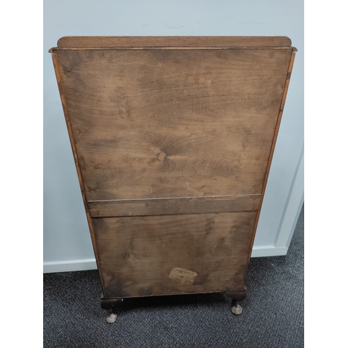 555 - Vintage wooden display cabinet with glass shelves and mirrored back. Includes original key.