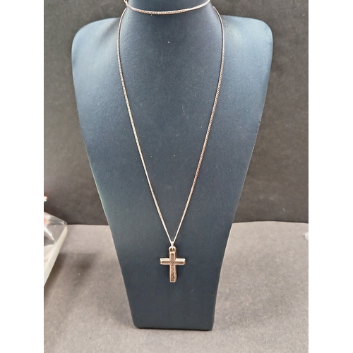 664 - 925 silver Cross pendant on 925 silver chain L 44cm