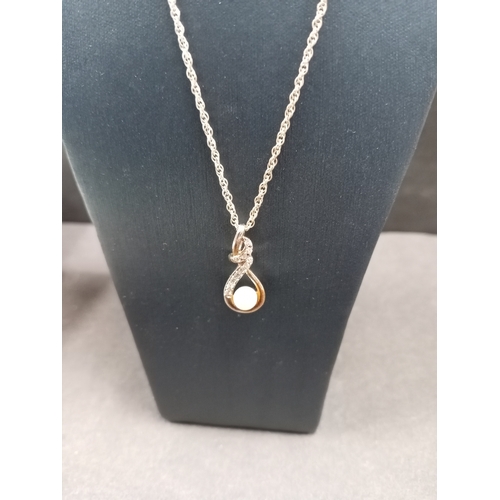 667 - 925 silver faux pearl and diamanté stone pendant on 925 silver chain L 44cm