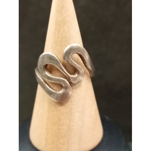 670 - 925 silver wavy ring size K