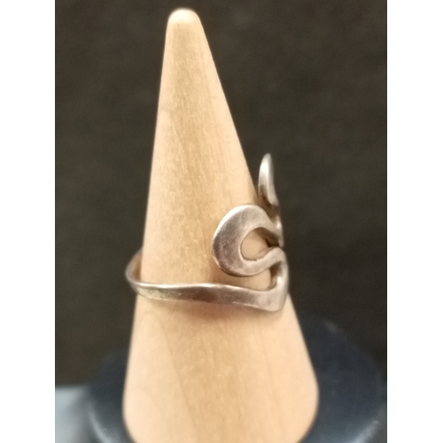 670 - 925 silver wavy ring size K