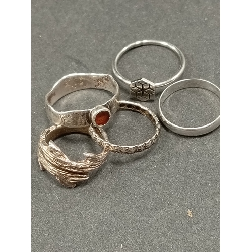 675 - Five white metal rings