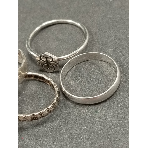 675 - Five white metal rings