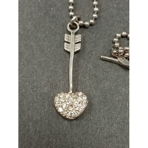 700 - White metal links London necklace with bling heart arrow L 40cm boxed