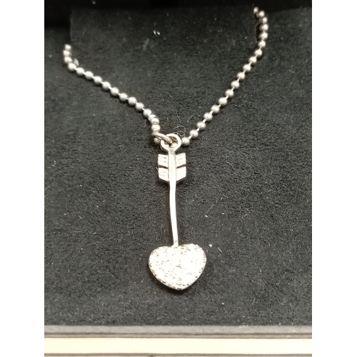 700 - White metal links London necklace with bling heart arrow L 40cm boxed