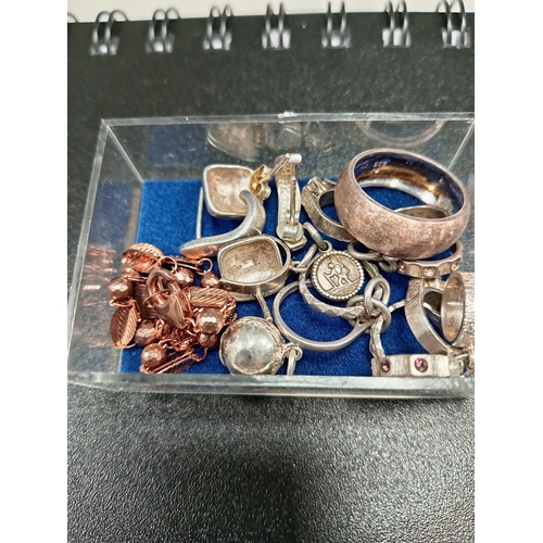 730 - Job lot of vintage 925 silver jewellery to include earrings, trio ring charms, silver band ring and ... 