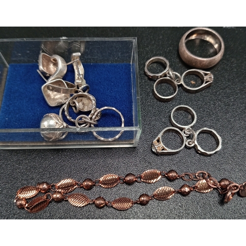 730 - Job lot of vintage 925 silver jewellery to include earrings, trio ring charms, silver band ring and ... 