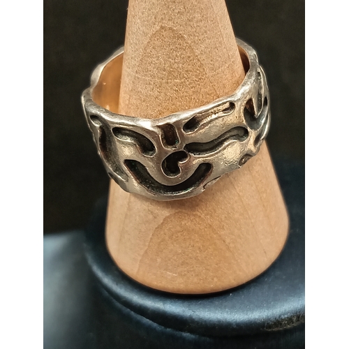 754 - White metal squiggle detail ring size P