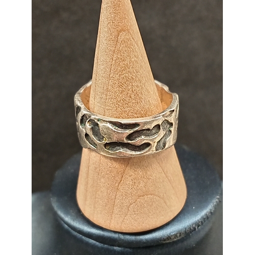 754 - White metal squiggle detail ring size P