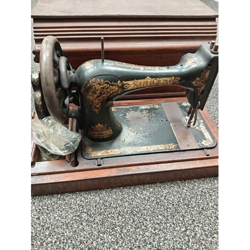 423 - Antique Vintage Singer sewing machine in original wooden carry case model number J1162175 H 32cm x W... 