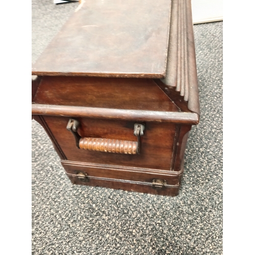 423 - Antique Vintage Singer sewing machine in original wooden carry case model number J1162175 H 32cm x W... 