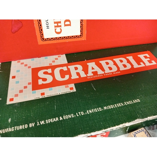 454 - Job lot of vintage games including scrabble, dominoes, chess, draughts and poker dice.