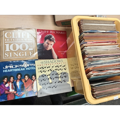 460 - Job lot of vintage 7 inch singles includes Cliff Richard, The Jacksons, The Shadows etc