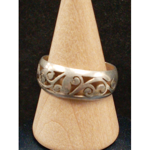 693 - 925 silver scrolled detail band ring size R