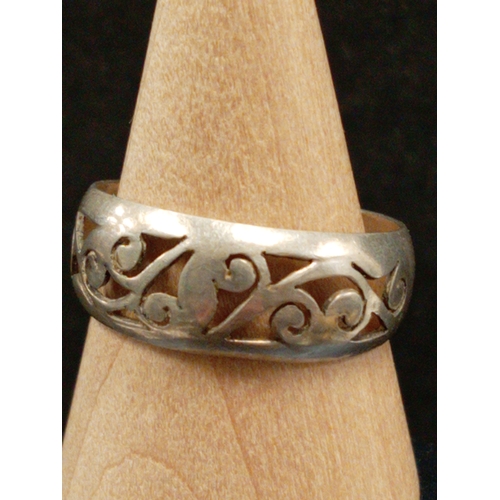 693 - 925 silver scrolled detail band ring size R