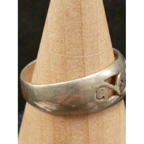 693 - 925 silver scrolled detail band ring size R