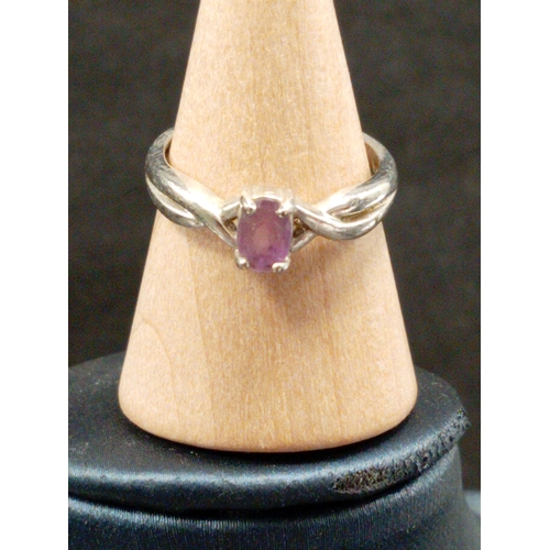 727 - 925 silver lilac stone twist band ring size M