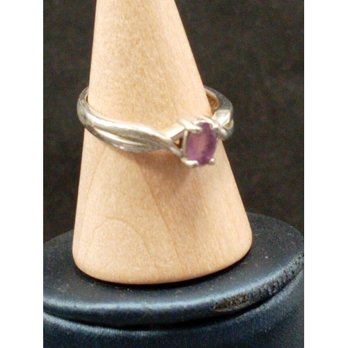 727 - 925 silver lilac stone twist band ring size M