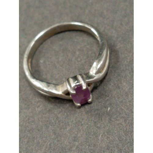 727 - 925 silver lilac stone twist band ring size M