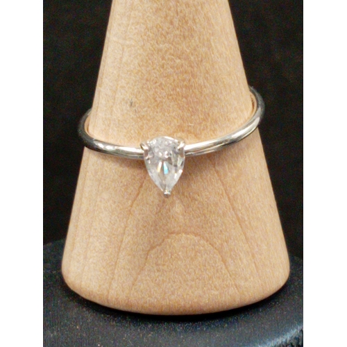 729 - 925 silver clear pear cut stone ring size N