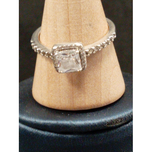 730 - 925 silver clear stone square detail ring size P