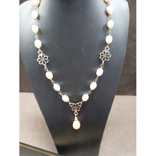 769 - 925 silver faux pearl and flower elegant necklace L 40cm boxed