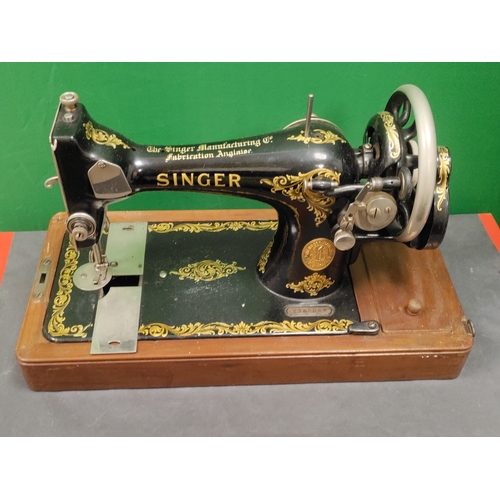 413 - Antique Singer sewing machine in wooden box in great condition. Serial No. Y738059 1st August 1922