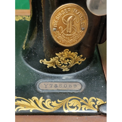 413 - Antique Singer sewing machine in wooden box in great condition. Serial No. Y738059 1st August 1922