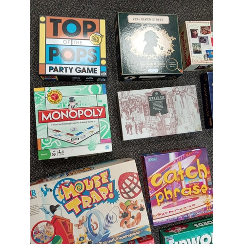 419 - Job lot of vintage board games to include Monopoly, Catch phrase, Mouse trap, Anti-Monopoly, Game of... 