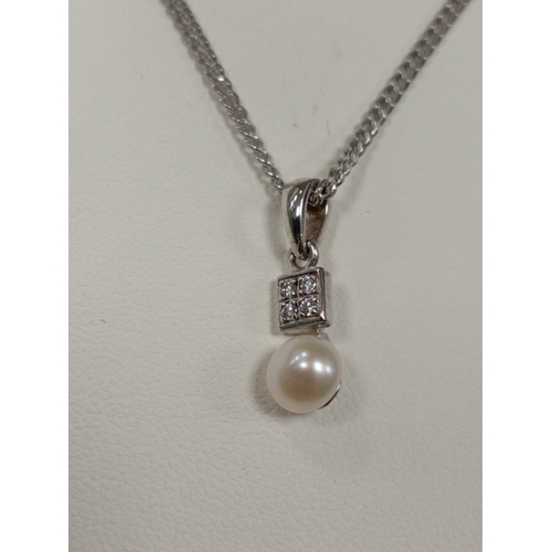 657 - 925 silver faux pearl and diamanté stone pendant on 925 silver chain L 44cm