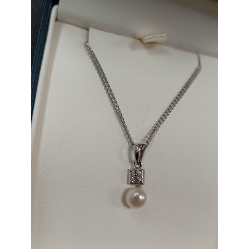 657 - 925 silver faux pearl and diamanté stone pendant on 925 silver chain L 44cm