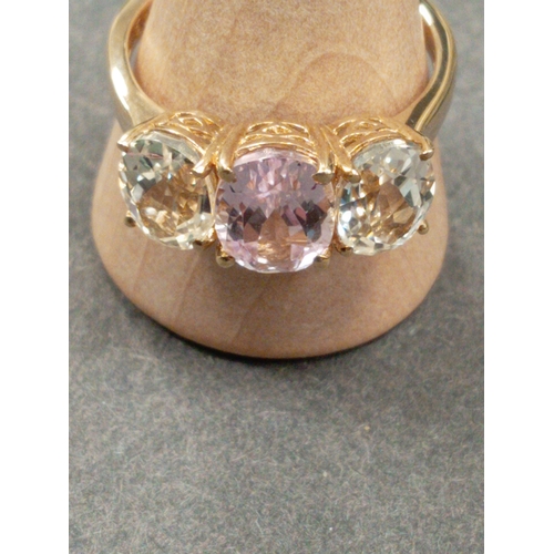 659 - 9ct gold Morgonite trio stone ring size S. Weight 3.97 grams