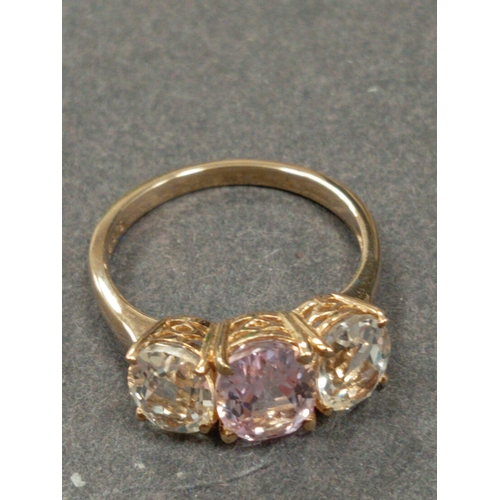 659 - 9ct gold Morgonite trio stone ring size S. Weight 3.97 grams