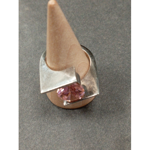 663 - 925 silver pink stone modernist ring size P