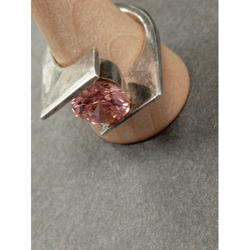 663 - 925 silver pink stone modernist ring size P