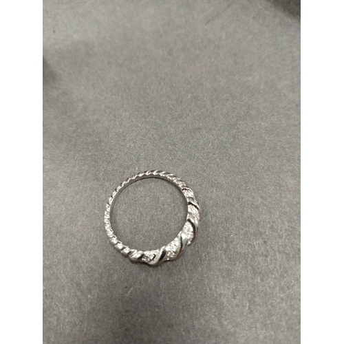 671 - 925 silver diamanté stone twist ring size N