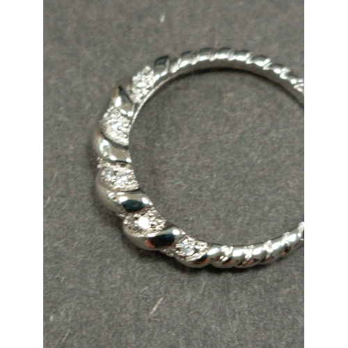 671 - 925 silver diamanté stone twist ring size N