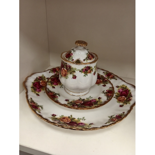 469 - Royal Albert Old country roses tea service Inc six cups, six saucers, sugar bowl, milk jug, teaspoon... 