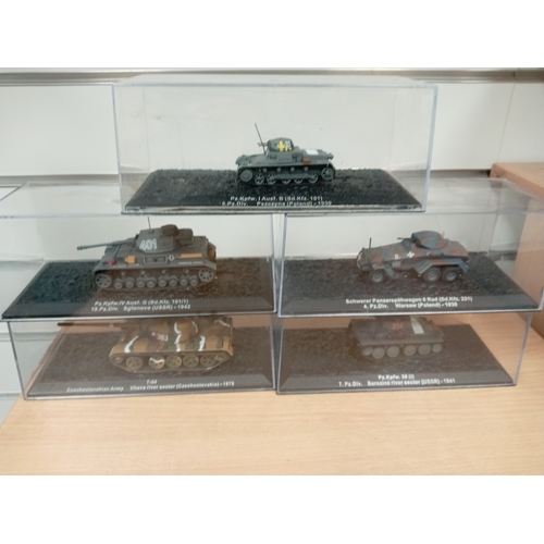 494 - Five combat collection Deagostini model die cast tanks in display cases 7cm x 17cm. Includes T-54, P... 