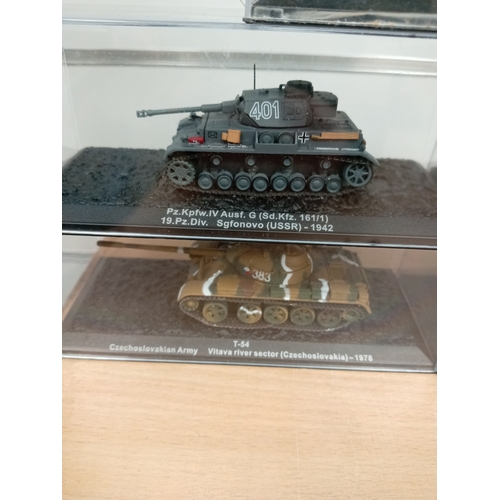 494 - Five combat collection Deagostini model die cast tanks in display cases 7cm x 17cm. Includes T-54, P... 