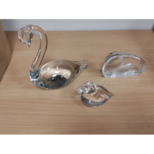 567 - A glass swan signed made in Sweden, a etched glass swan and a glass duck.