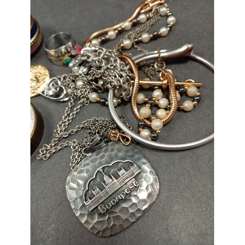 568 - Job lot of vintage costume jewellery and other items, includes compass, necklaces, bracelets, ring, ... 